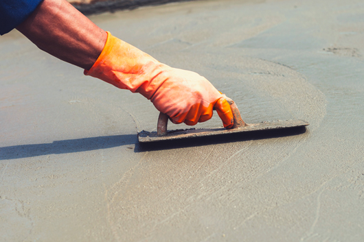 Additif de renforcement pour mortier et béton avec hydrofuge de masse